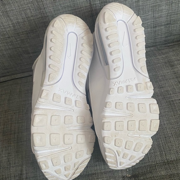 White Nike shoes - Picture 7 of 12